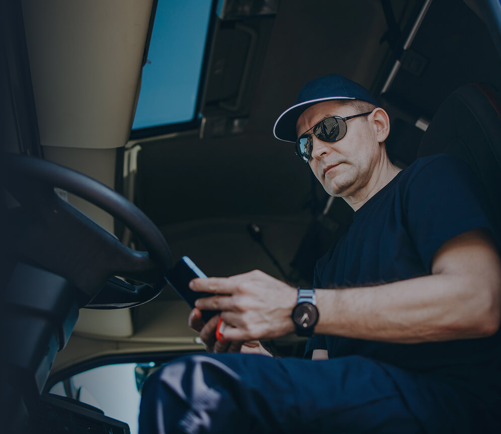 Chauffeur routier au volant de son camion - Groupe Jolival, transport et logistique